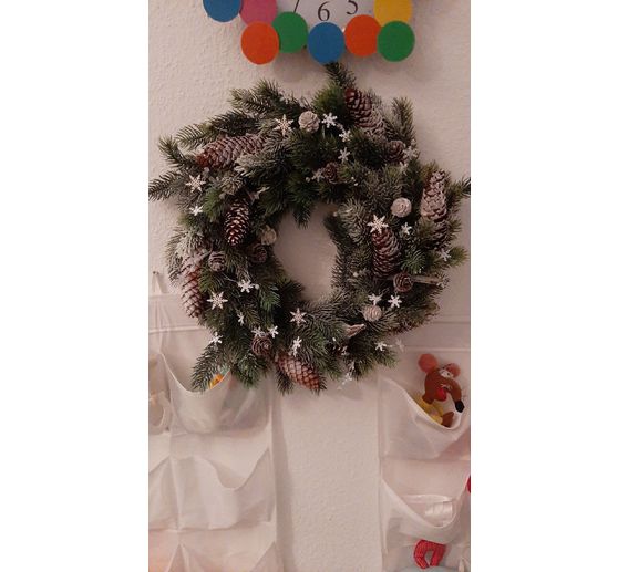 55_Juli_Weinachtskranz mit Girlanden f&uuml;r die Haust&uuml;r