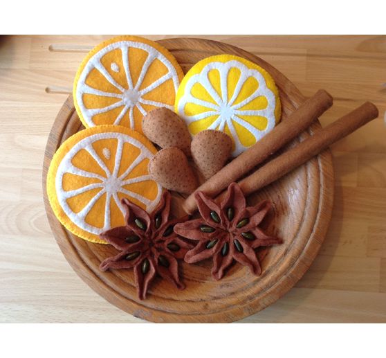77_Pucky_Weihnachtliche Dekoration aus Filz, Zitronen und Orangenscheiben, Sternanis, Zimtstangen und Krachmandeln