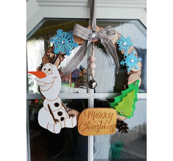 82_Caro83_Weihnachtst&uuml;rkranz mit Holzfiguren, Schriftzug und Sizzix Stanzmotiven