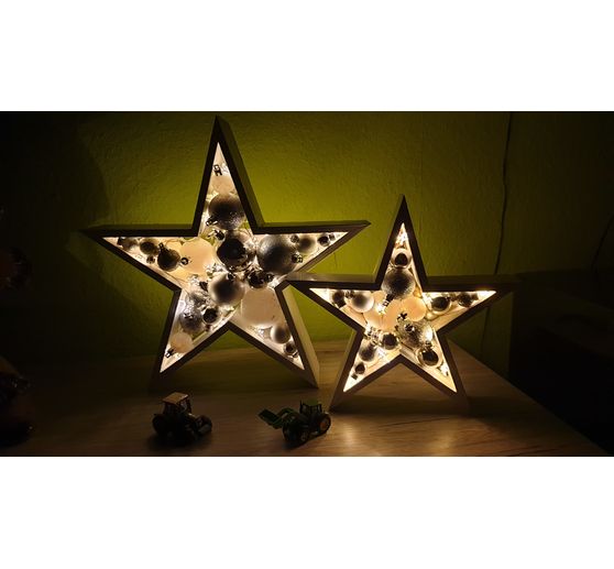 439_Jan T._leuchtende Sterne mit Christbaumkugeln