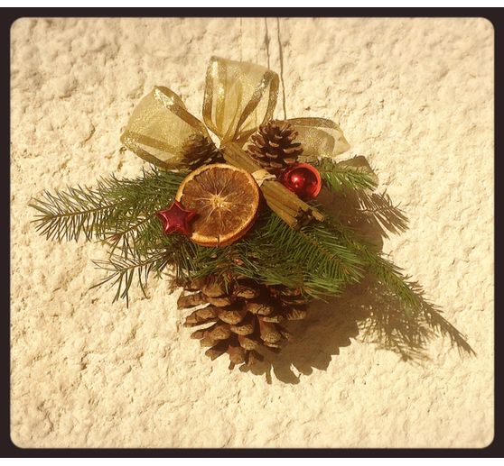 73_Nadou_Pomme de pin en habit de no&euml;l