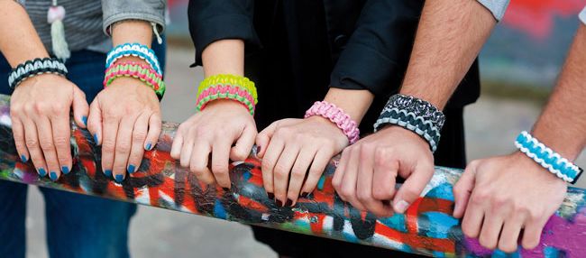Armb&auml;nder selber machen ist Trend - Was steckt hinter den Neuheiten Paracord, Loom Bandz und Mikrama?