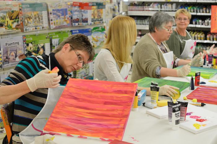 Keilrahmen mit Schw&auml;mmen statt Pinseln grundieren