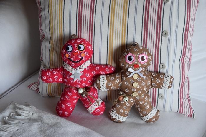 Lebkuchenmänner aus Stoff nähen kostenlose Anleitung Pfefferkuchenmännchen nähen für Weihnachten