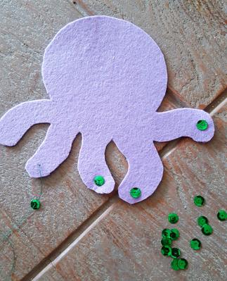 Mobile Basteln - Krake sequins aufnähen Mobile Bastelanleitung - sequins aufnähen