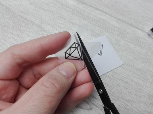 Ohrringe selber machen: Schrumpffolie ausschneiden schmuck selber machen mit Schrumpffolie