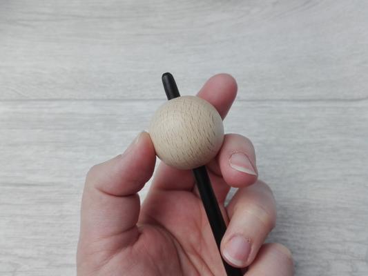 Schl&uuml;sselanh&auml;nger aus Holzkugeln vorbereiten