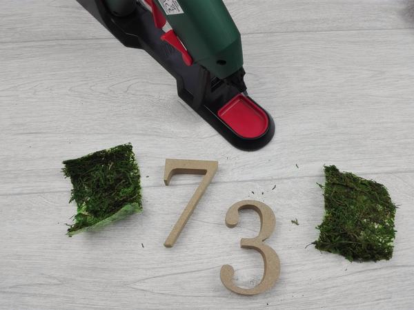 T&uuml;rkranz selber basteln Fr&uuml;hling - Zahlen und Moos