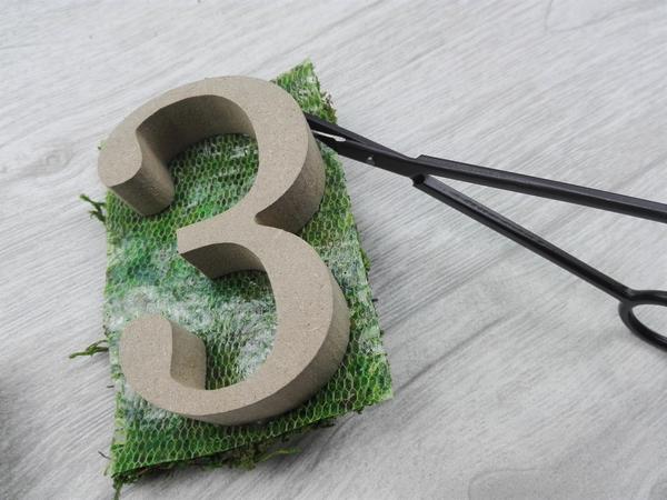 Türkranz selber basteln Frühling - numbers mit moss verzieren