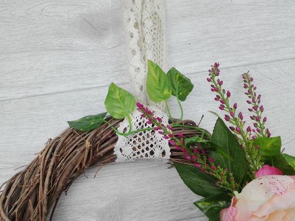 T&uuml;rkranz selber basteln Fr&uuml;hling - Aufh&auml;ngung mit Spitzenband