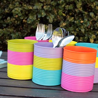 Portaposate colorati realizzati con barattoli di latta