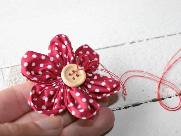 Stoffblumen: Knopf  Blumen aus Stoff mit Knöpfen