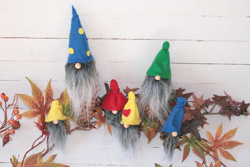 Herbstdeko mit Zapfenwichtel