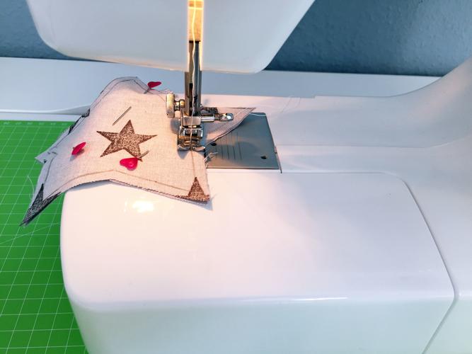 Die Sterne zusammennähen mit einer Nähmaschine