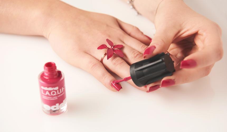 N&auml;gel lackieren mit dem Edding Nagellack Optional