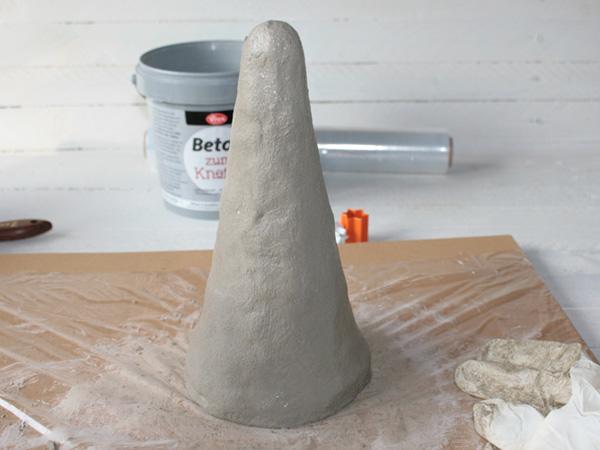 Lichtkegel aus Beton:Betonkegel formen Knetbeton mit Styroporkegel bearbeiten