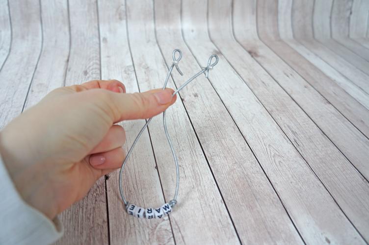 Taufkerze: Armband schneiden Armband schneiden in die richtige Länge