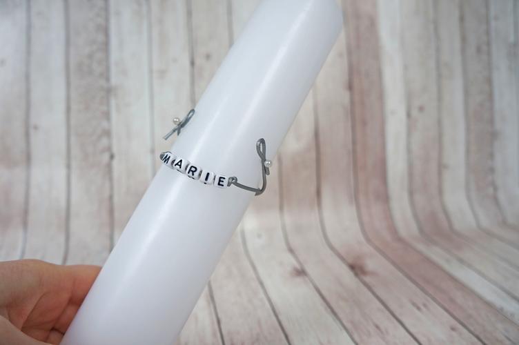 Taufkerze: bracelet anbringen Namensarmband auf die Taufkerze anbringen