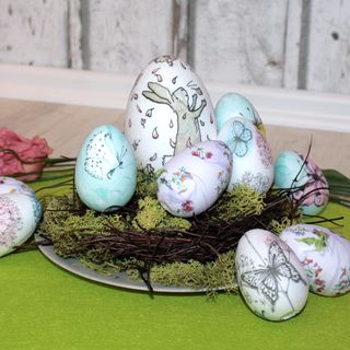 Osternest einfach selber gestalten mit Styroporeiern und Serviettentechnik