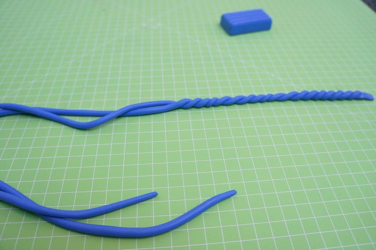 Türkranz: Fimo formen 2 Dünne Schlangen aus Fimo kneten, verwirbeln und den Schriftzug formen