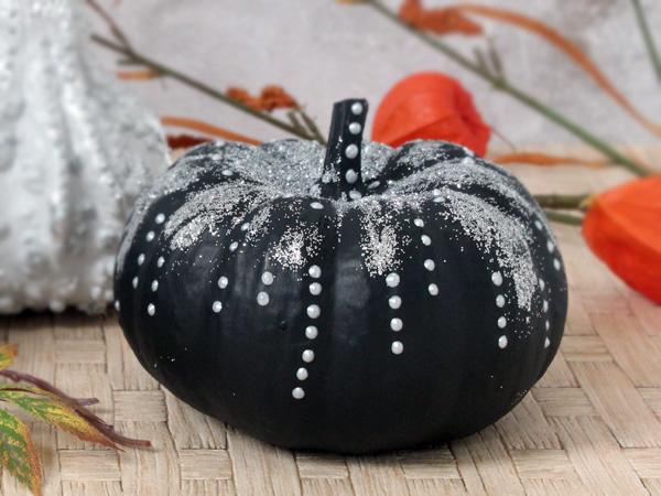 Schwarze K&uuml;rbisse zu Halloween mit glitzer