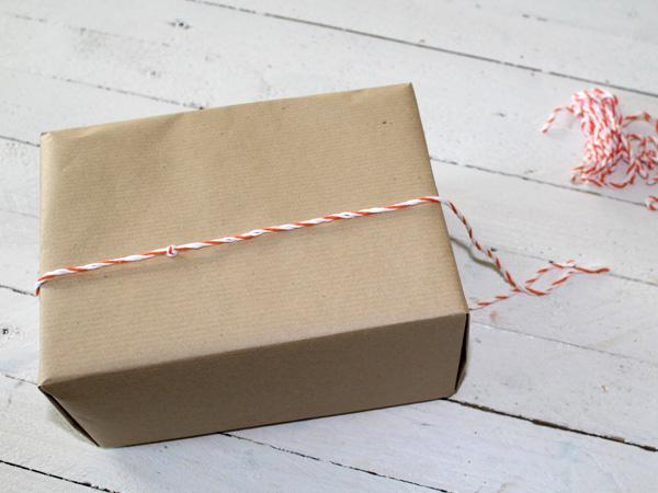 Geschenkverpackung_Geschenkpapier Geschenkverpackung für Weihnachten einfach selber basteln mit tollen Schneemannan-Anhängern
