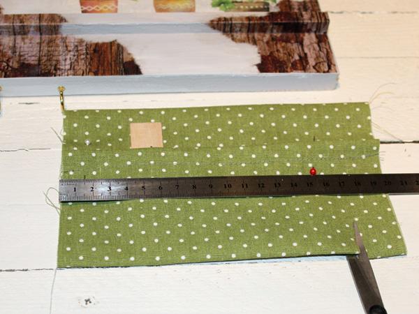 Stoffzuschnitt f&uuml;r das S&auml;ckchen f&uuml;r die Bastelidee zuschneiden