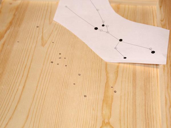 L&ouml;cher f&uuml;r das Sternzeichen in die Holzplatte bohren