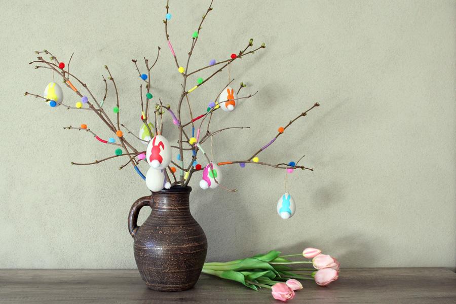 Bunter Osterstrauch mit pompoms gestalten