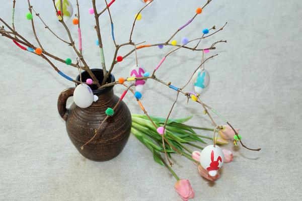 Farbenfroher Osterstrauch mit Pompons