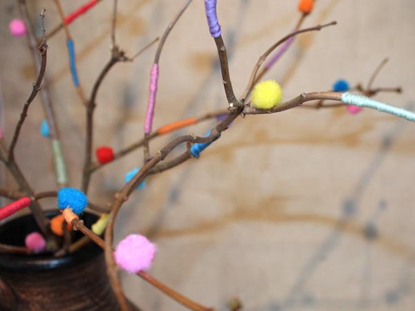 &Auml;ste mit B&auml;ndern und Pompons verzieren