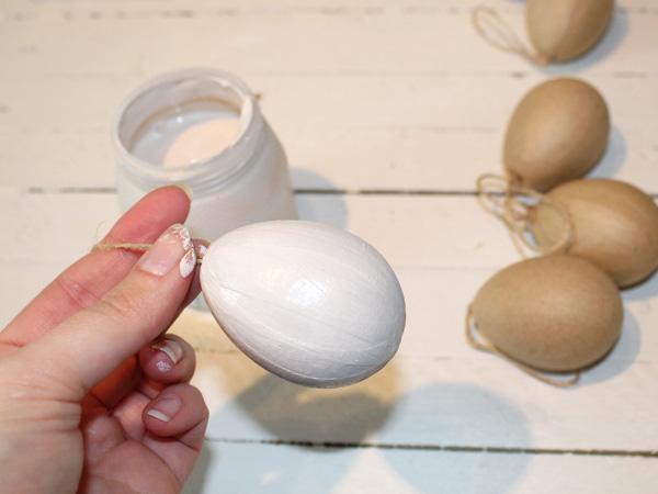 Ostereier mit wei&szlig;er Farbe grundieren