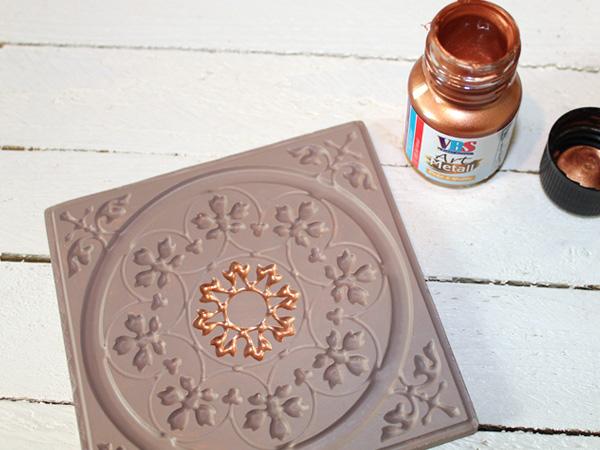 Fliesen gie&szlig;en und gestalten mit Metallic-Effekt