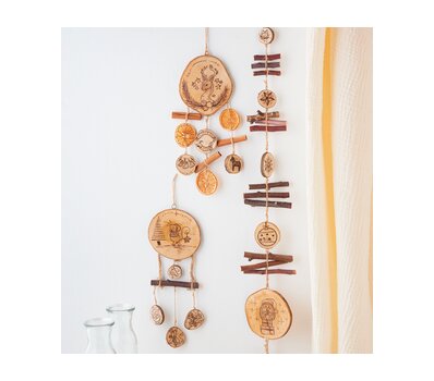 Mobile aus Holzscheiben mit Brandmalerei