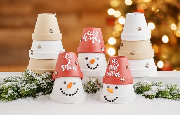 Schneemänner und festliche Tannenbäume aus Terrakottatöpfen