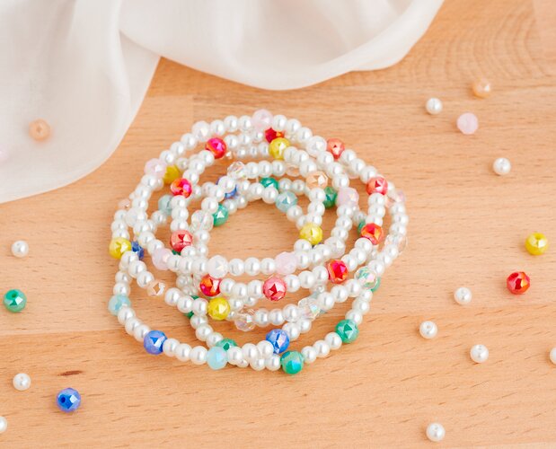 Armbänder aus Glasschlifperlen