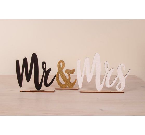Wooden sign "Mr & Mrs"