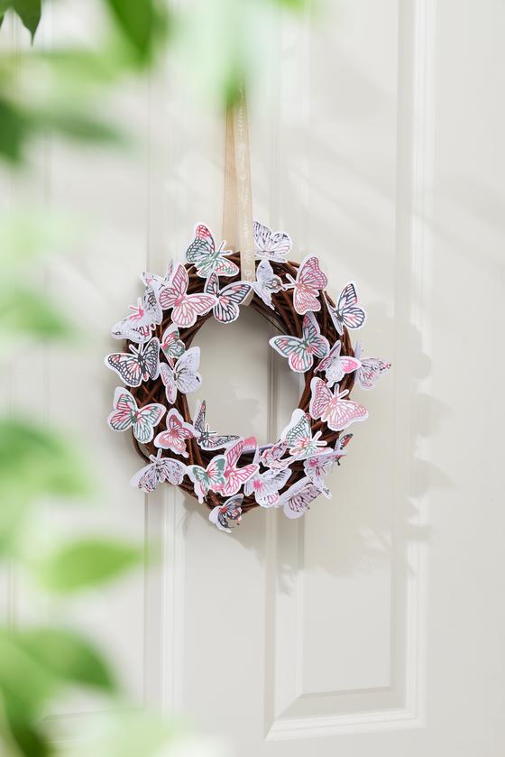 Kranz mit gestanzten Schmetterlingen