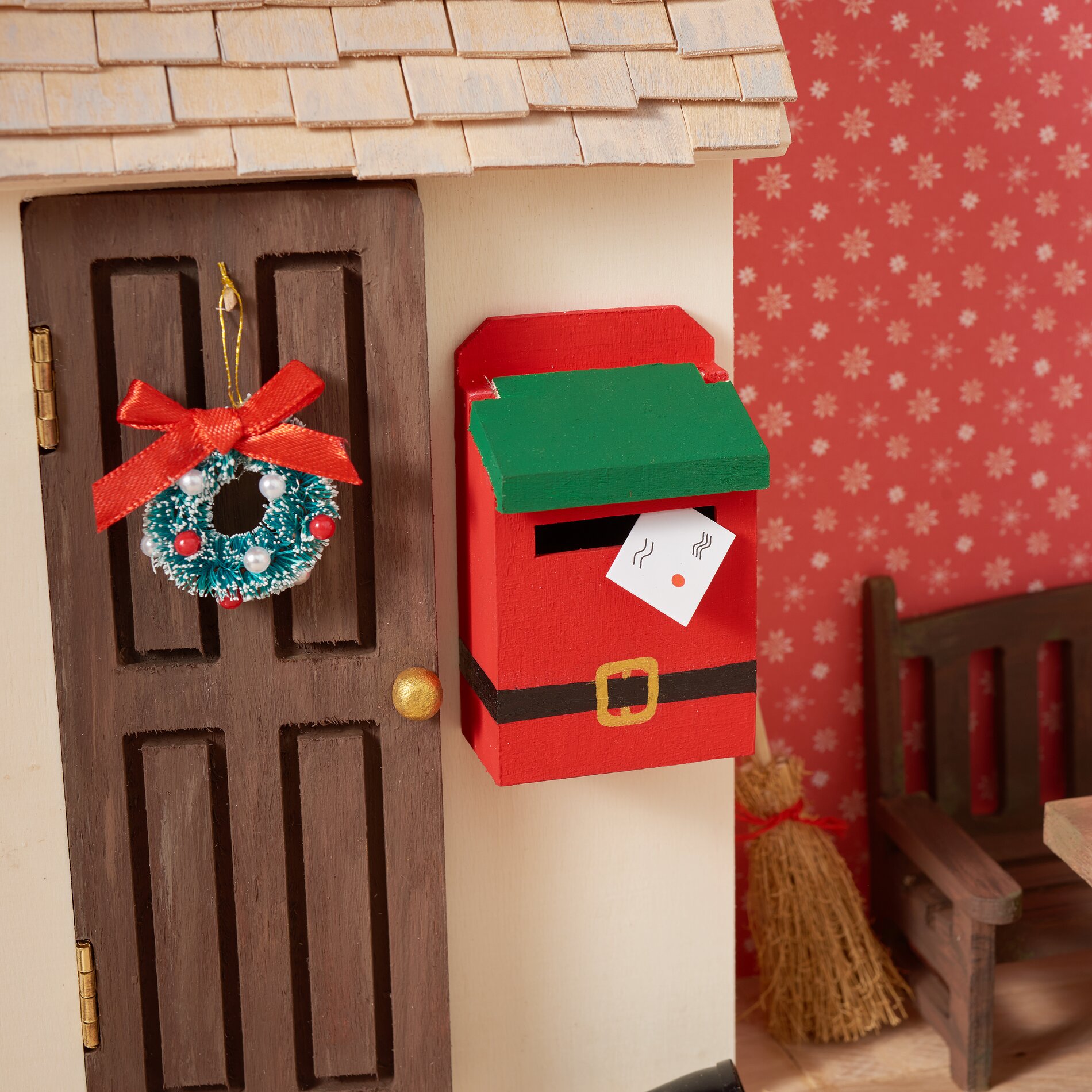 Wichteltürszene im Rahmen