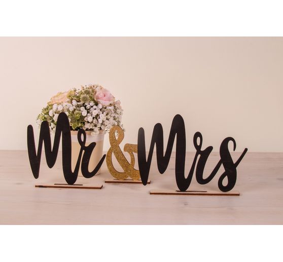 Wooden sign "Mr & Mrs"