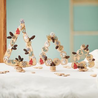 Dekorative Tannenbäume aus Holzscheiben