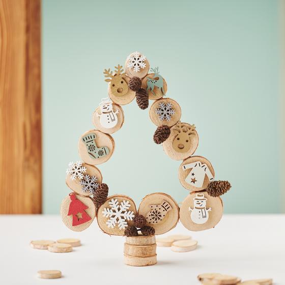 Dekorative Tannenbäume aus Holzscheiben