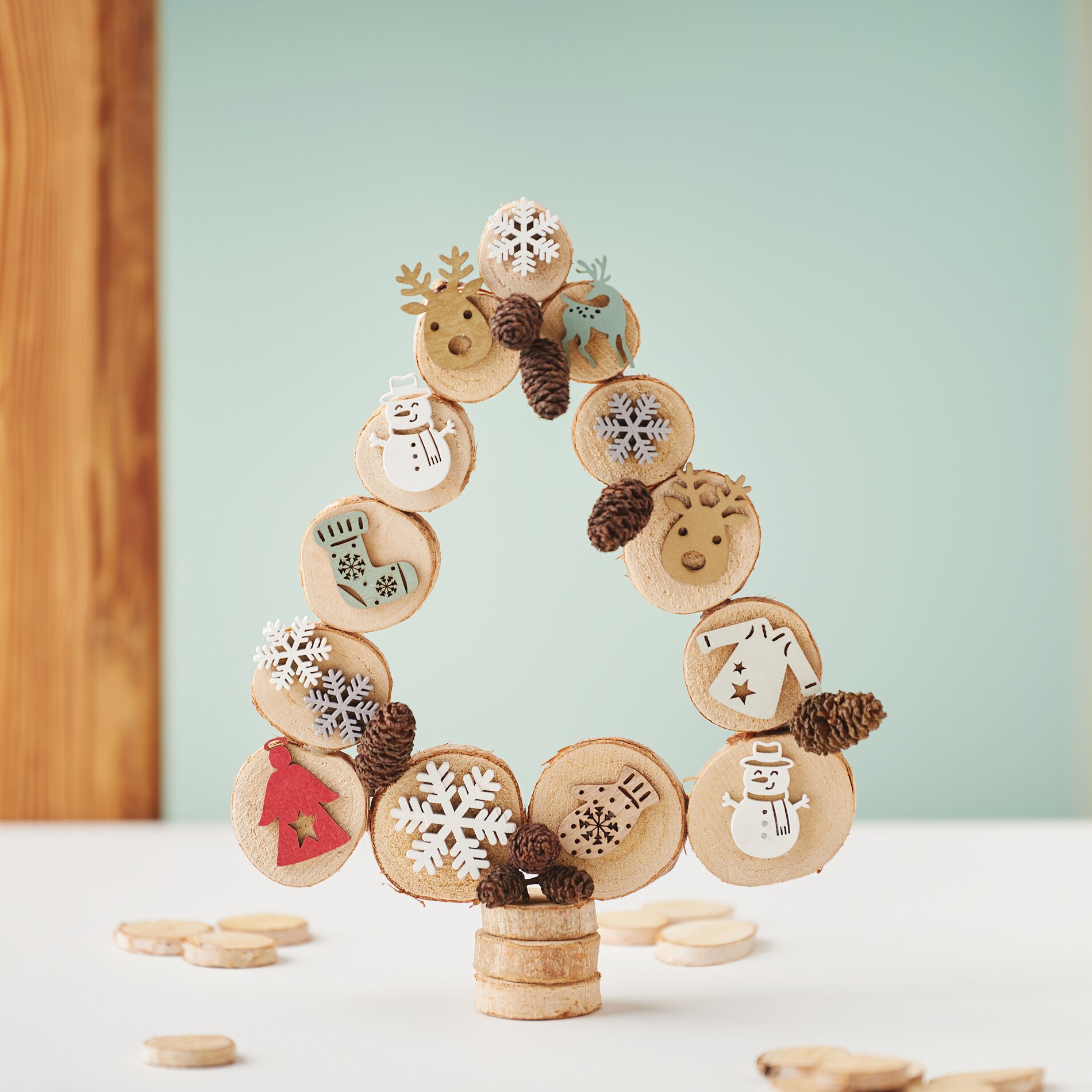 Dekorative Tannenbäume aus Holzscheiben