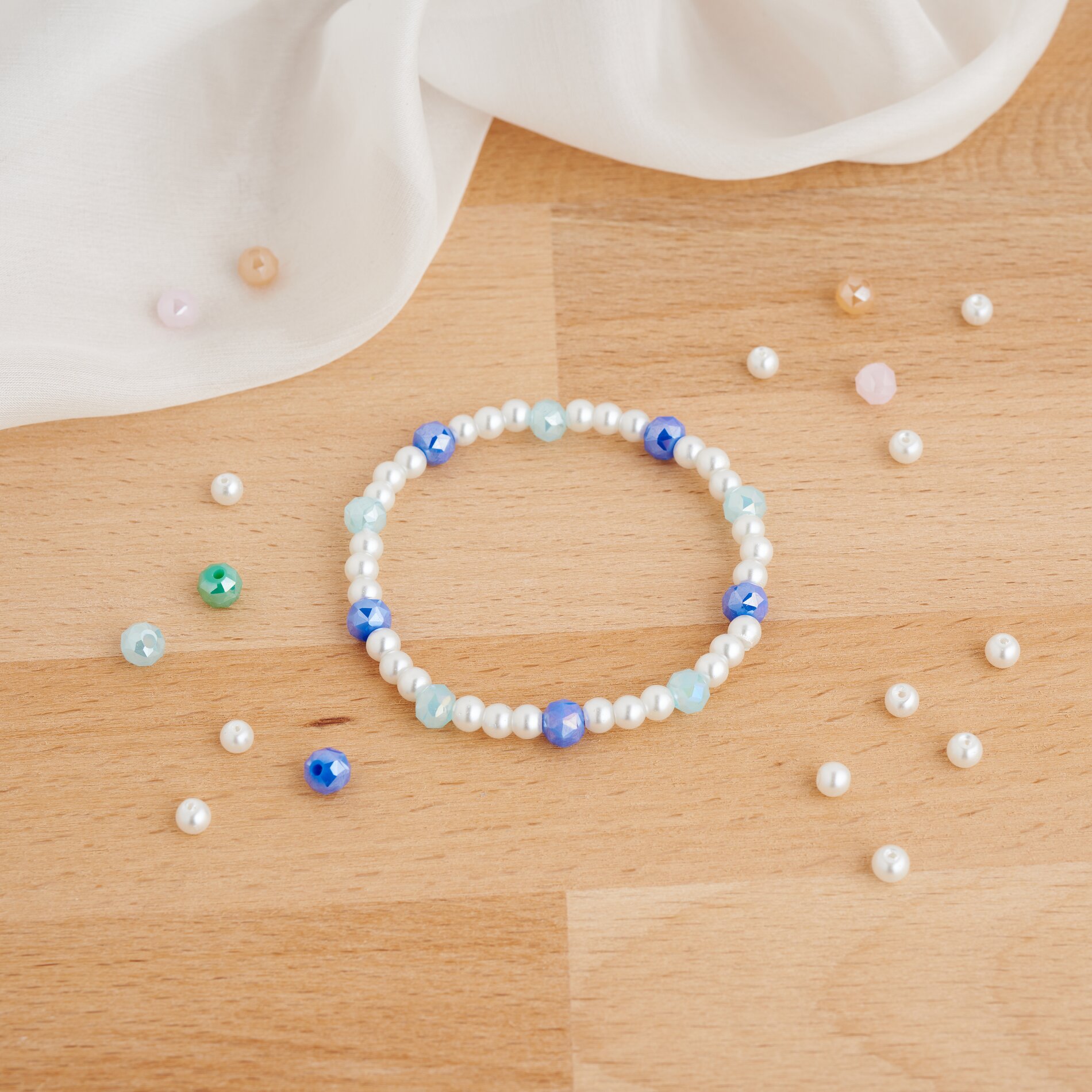 Armbänder aus Glasschlifperlen