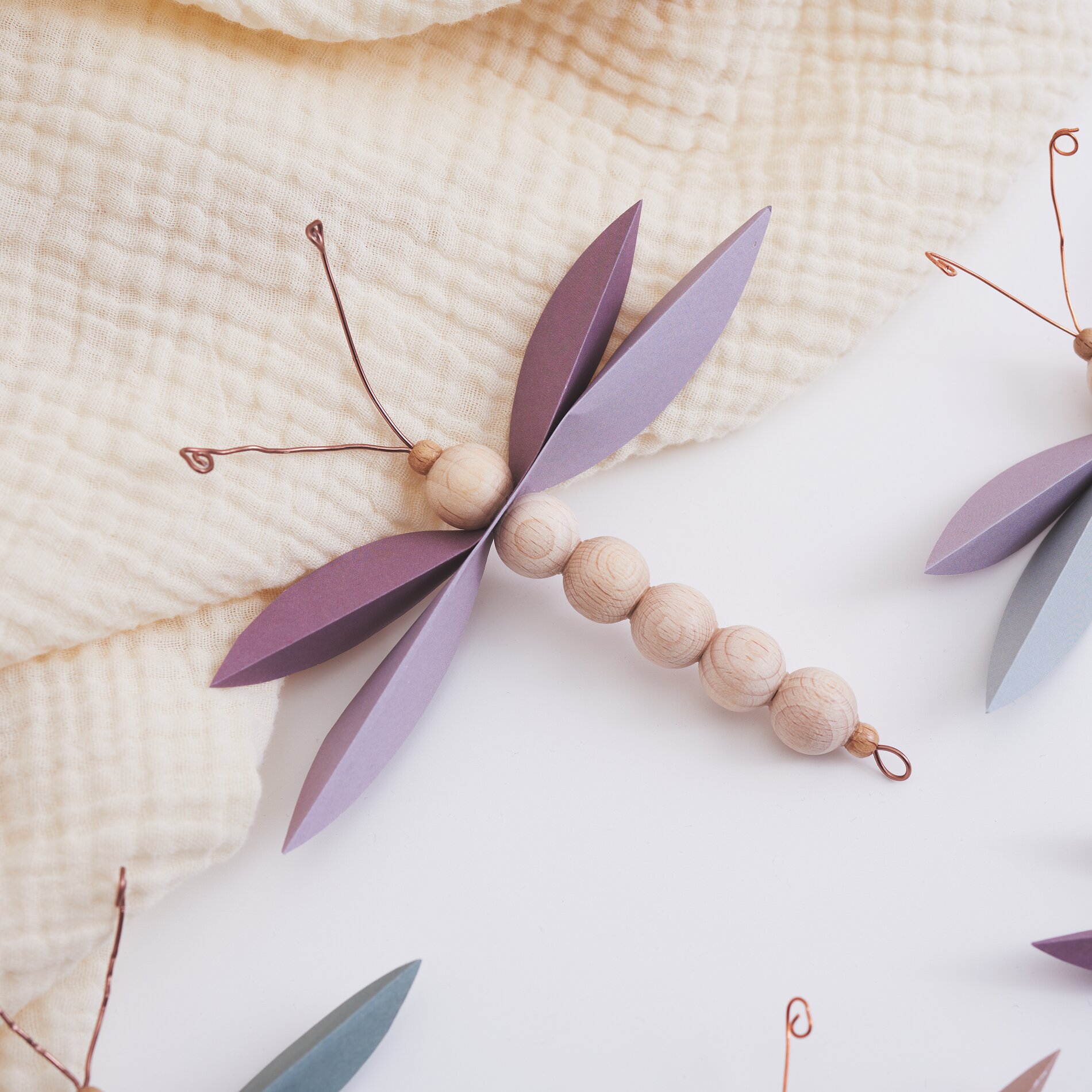 Libellen aus Holzkugeln