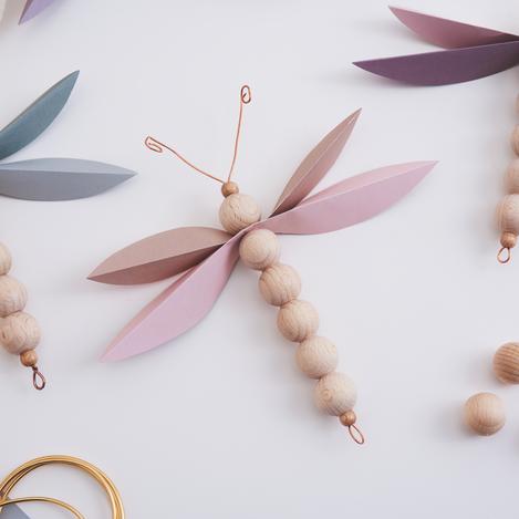 Libellen aus Holzkugeln