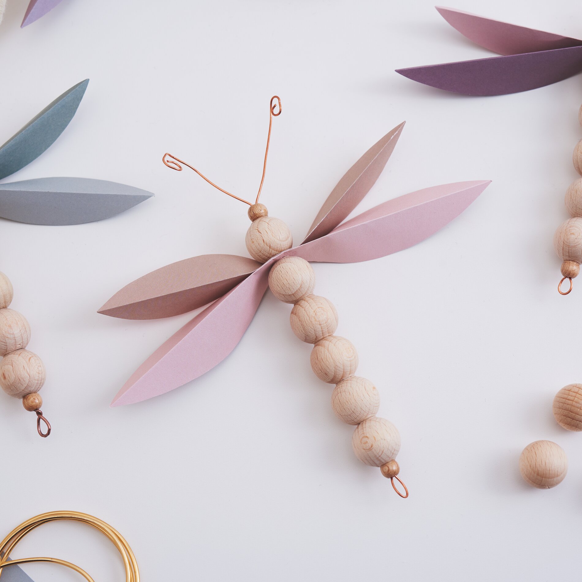 Libellen aus Holzkugeln