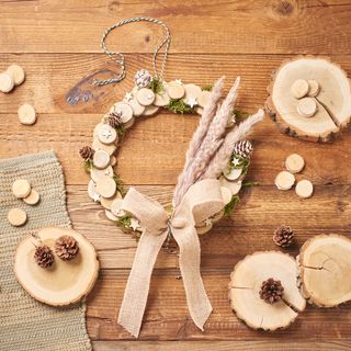 Ghirlanda realizzata con fette di corteccia