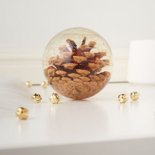 Fai da te la palla in resina per colata con il cono