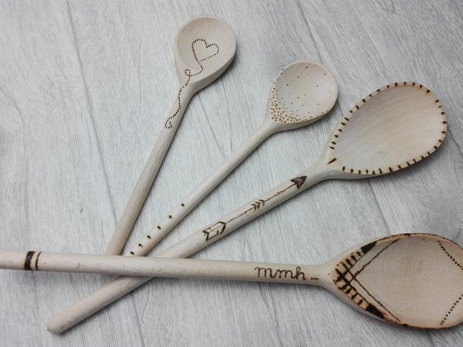 Brandmalerei auf Holzl&ouml;ffel mit Motiv